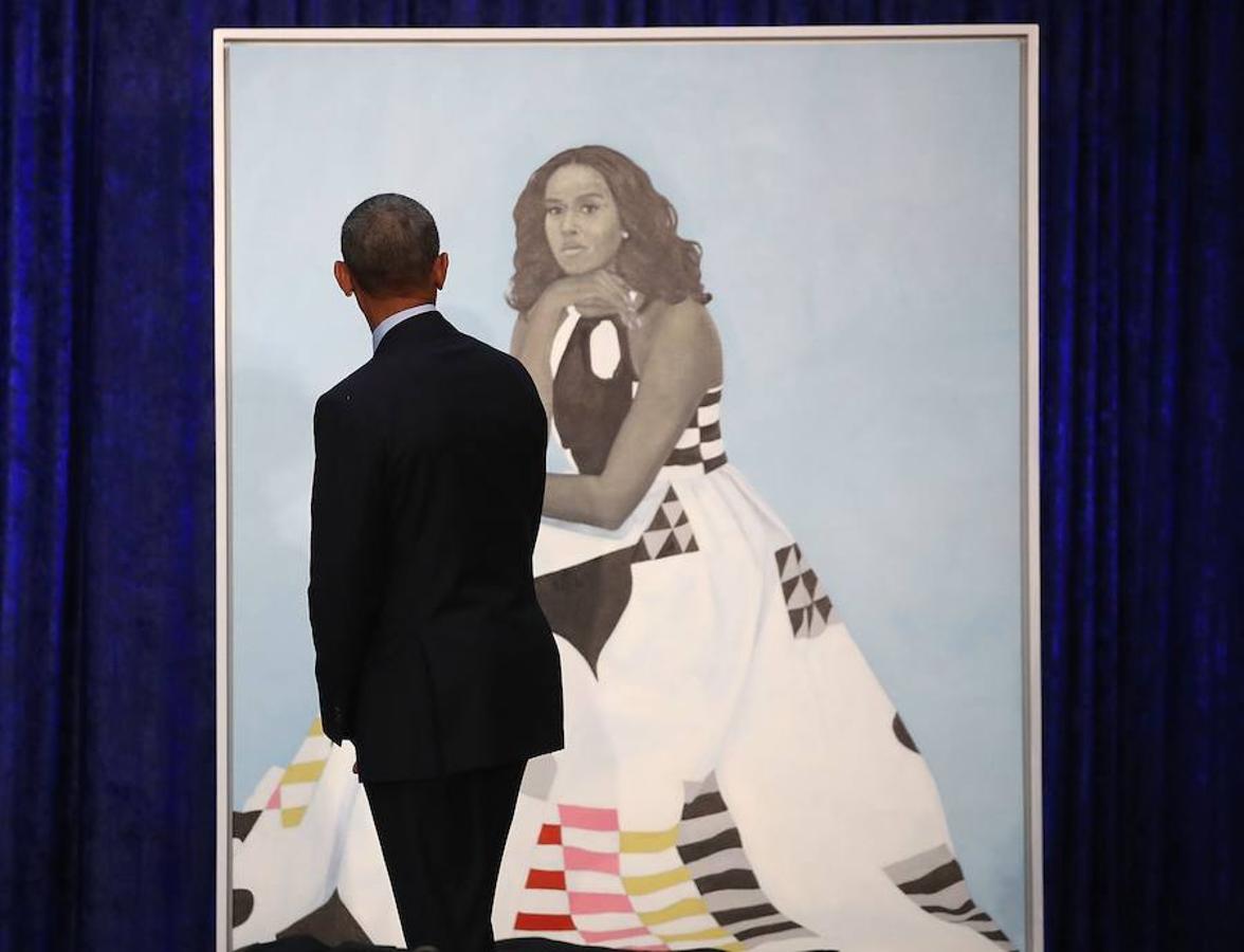 Los polémicos retratos de los Obama. La National Portrait Gallery desvelaba este lunes los retratos oficiales de Barack y Michelle Obama, unos cuadros que han cosechado aplauos y críticas a partes iguales