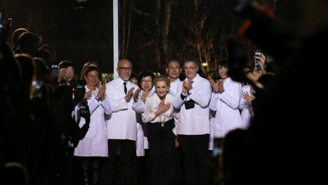 Carolina Herrera se despide de la pasarela. La diseñadora venezolana se despide como directora creativa de la firma con su desfile en Nueva York después de 72 desfiles de moda. Deja la batuta creativa a Wes Gordon