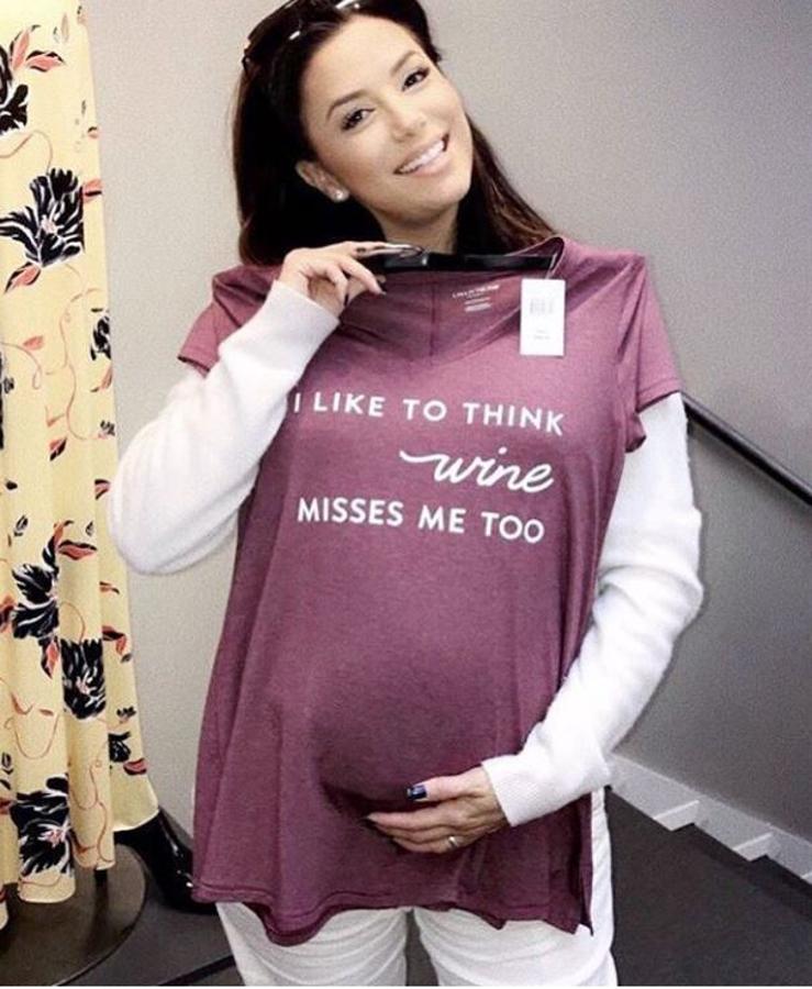 La tripita de Eva Longoria. La actriz está disfrutando de uno de los mejores momentos personales de su vida pero está claro que, con la imagen que ha publicado en su cuenta de Instagram, también echa de menos el vino, la bebida prohibida para las embarazadas