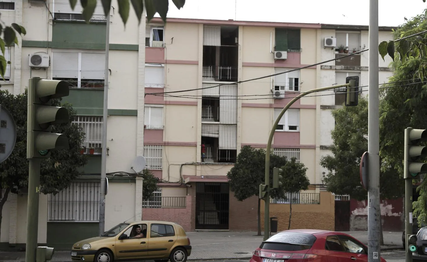 Un recorrido por la barriada sevillana de los pisos de mil euros