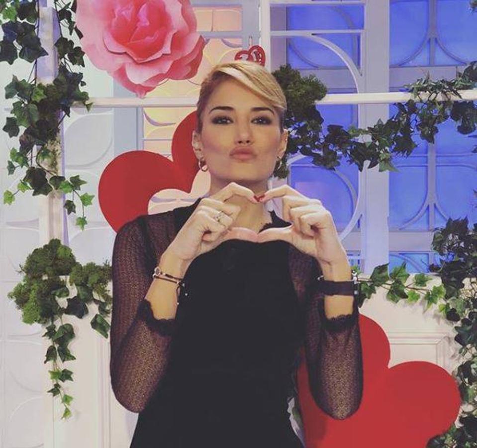 Alba Carrillo. La modelo ha colgado una foto sola en el plató de «Mujeres y hombres y viceversa», programa para el que ahora trabaja