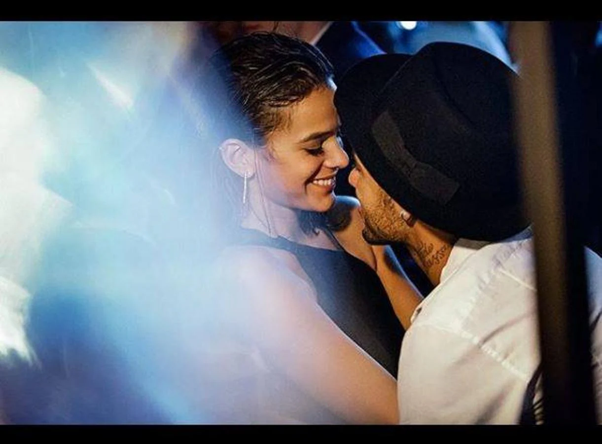Neymar. El futbolista publicaba esta romántica imagen junto a su novia, Bruna Marquezine. Esta noche se enfrenta al Real Madrid en la Champions League