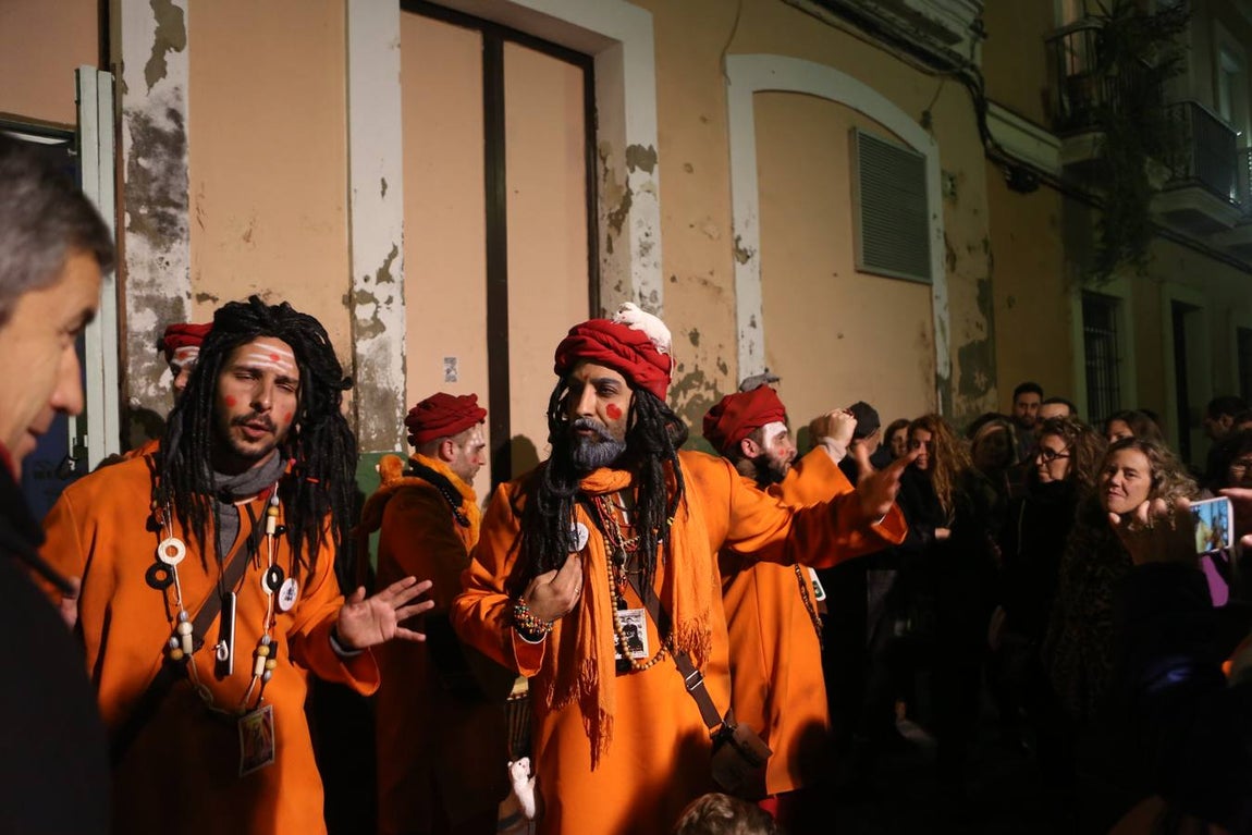 FOTOS: Ambiente en El Pópulo en el Carnaval del Cádiz 2018