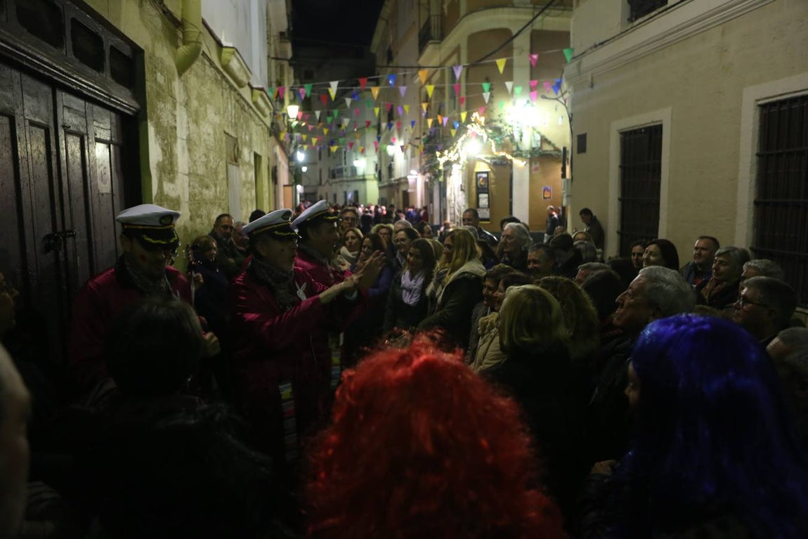FOTOS: Ambiente en El Pópulo en el Carnaval del Cádiz 2018