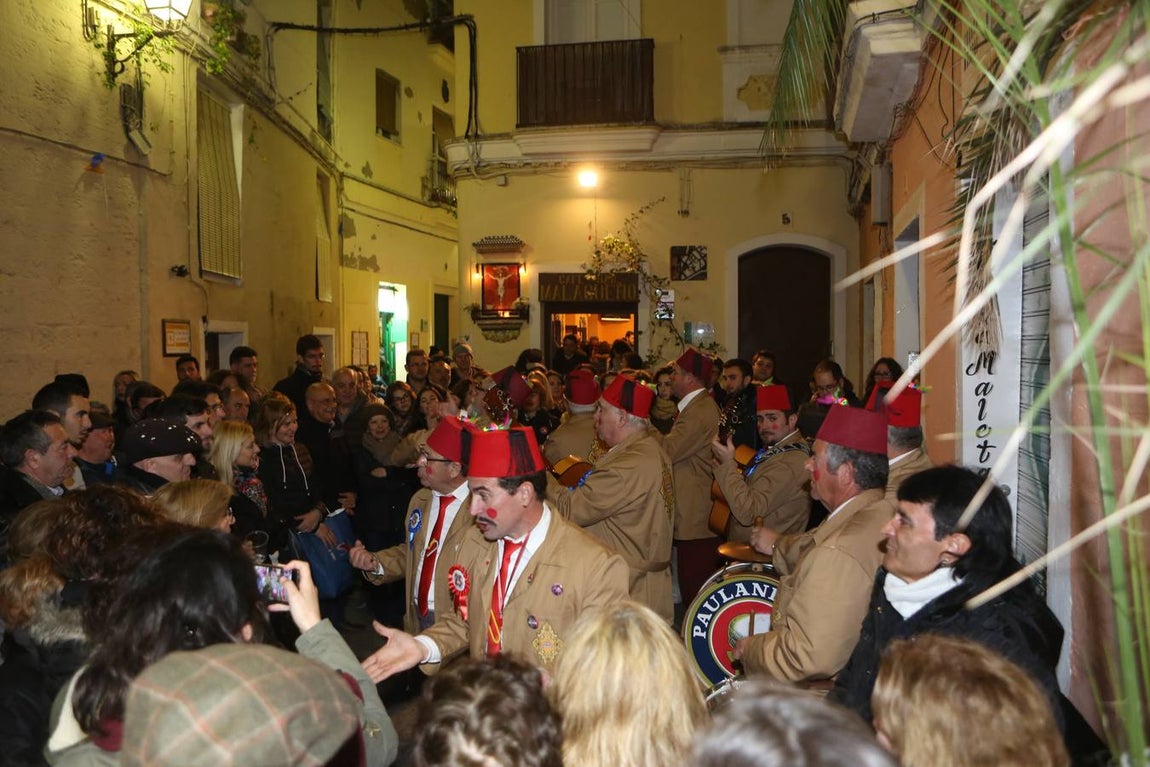FOTOS: Ambiente en El Pópulo en el Carnaval del Cádiz 2018