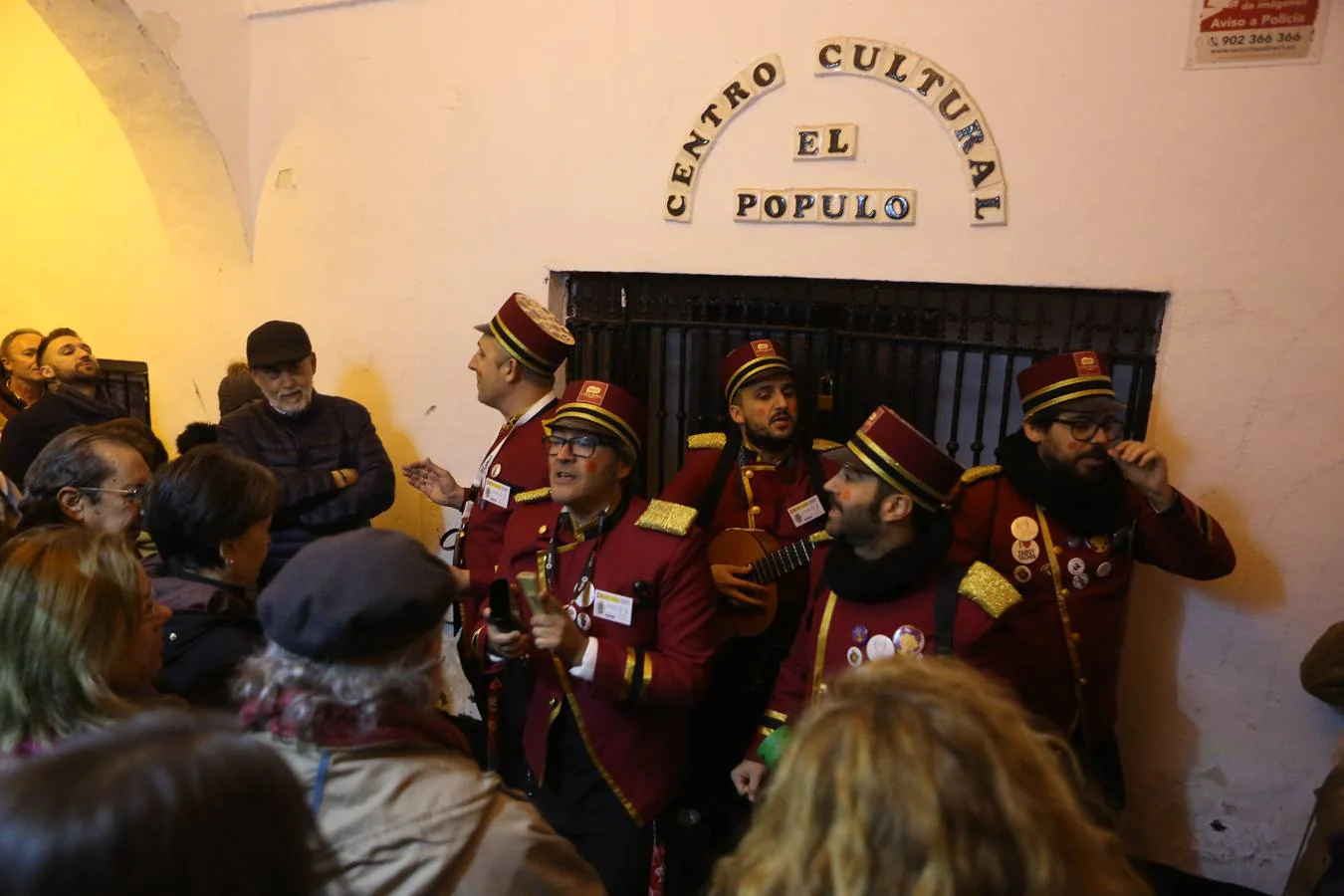 FOTOS: Ambiente en El Pópulo en el Carnaval del Cádiz 2018