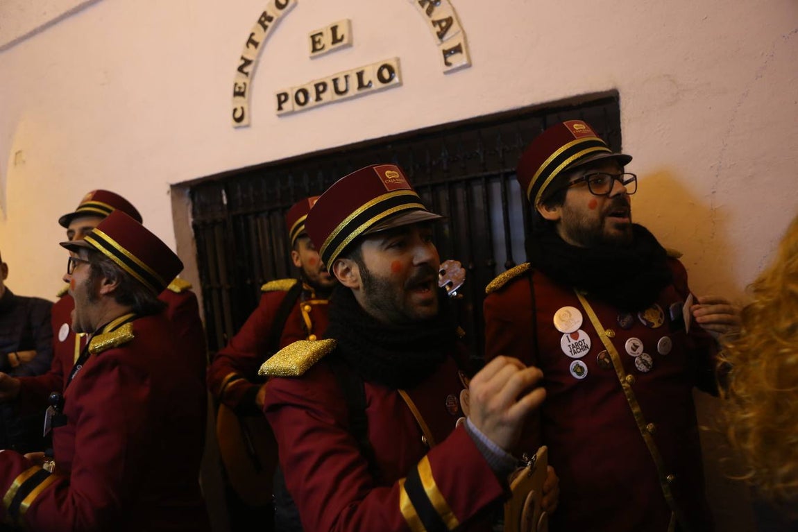 FOTOS: Ambiente en El Pópulo en el Carnaval del Cádiz 2018