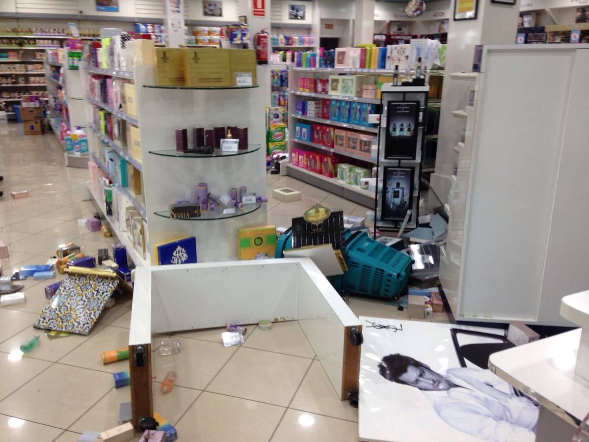 Robo de productos y tiendas destrozadas: así quedan las perfumerías Aromas tras la entrada de los cacos