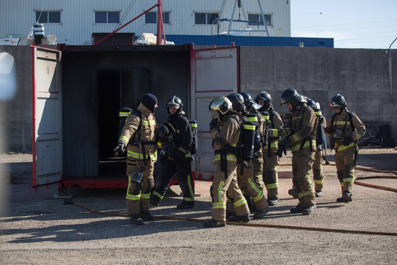 Así se entrenan los bomberos en el nuevo campo de prácticas del Puerto