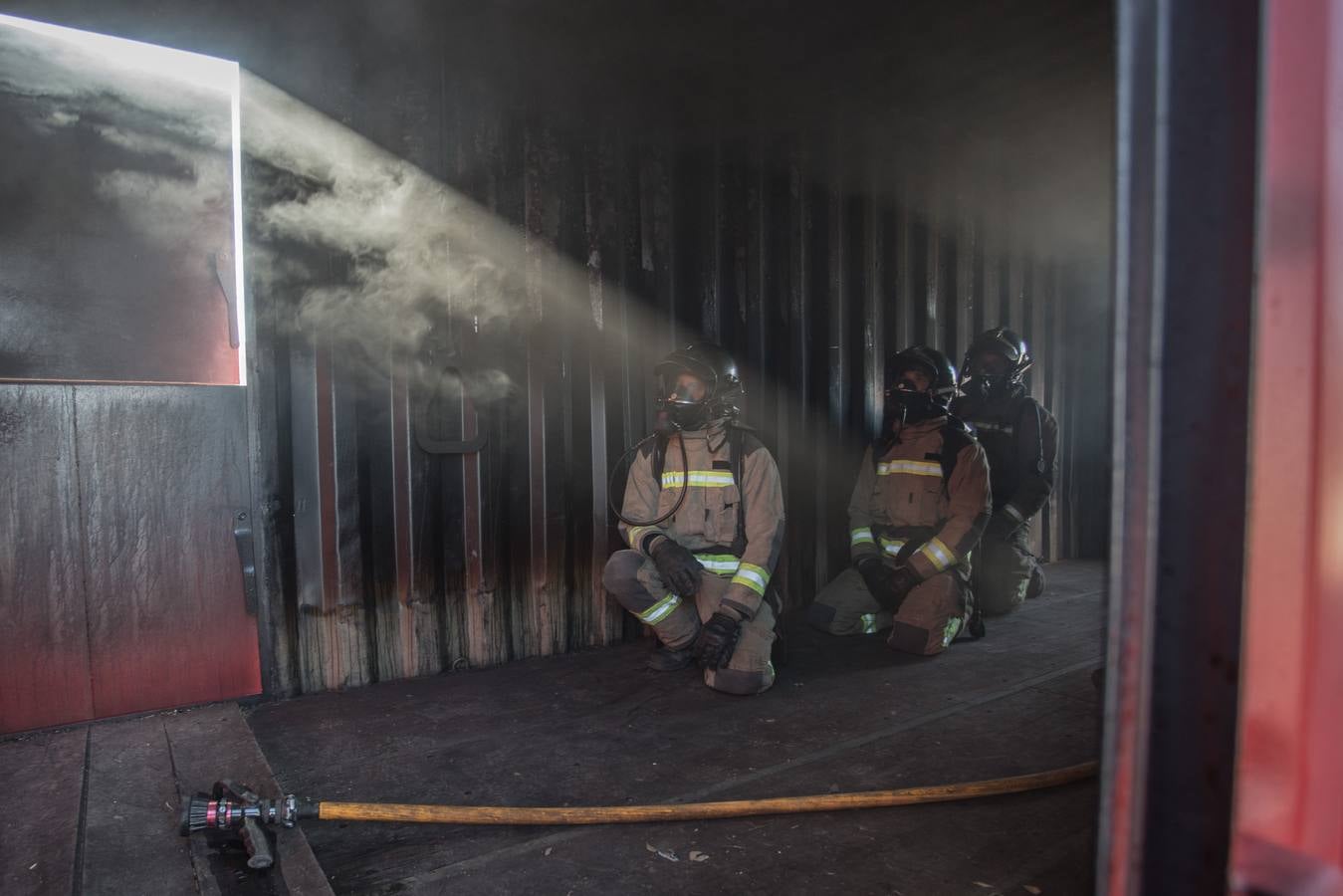 Así se entrenan los bomberos en el nuevo campo de prácticas del Puerto