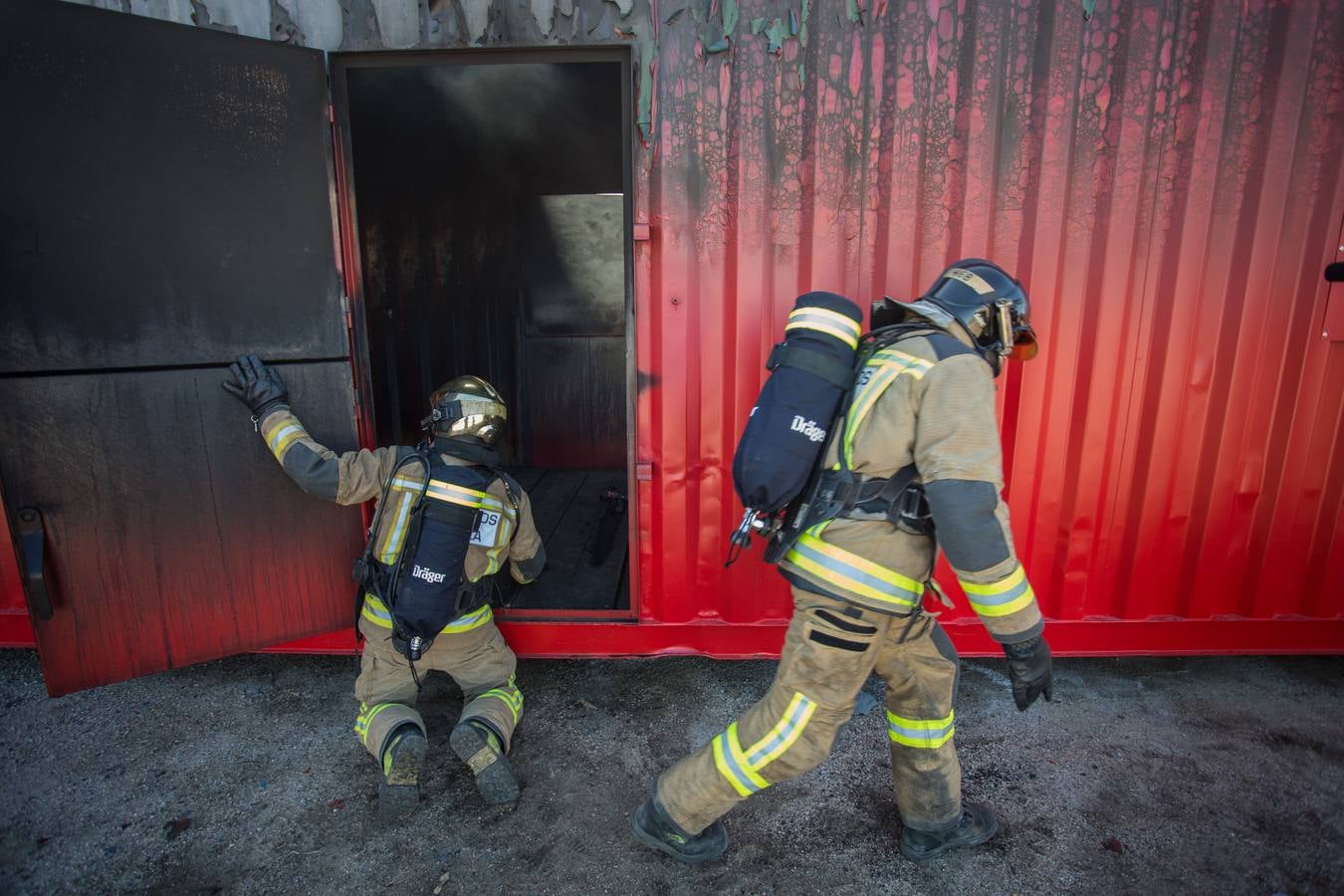 Así se entrenan los bomberos en el nuevo campo de prácticas del Puerto