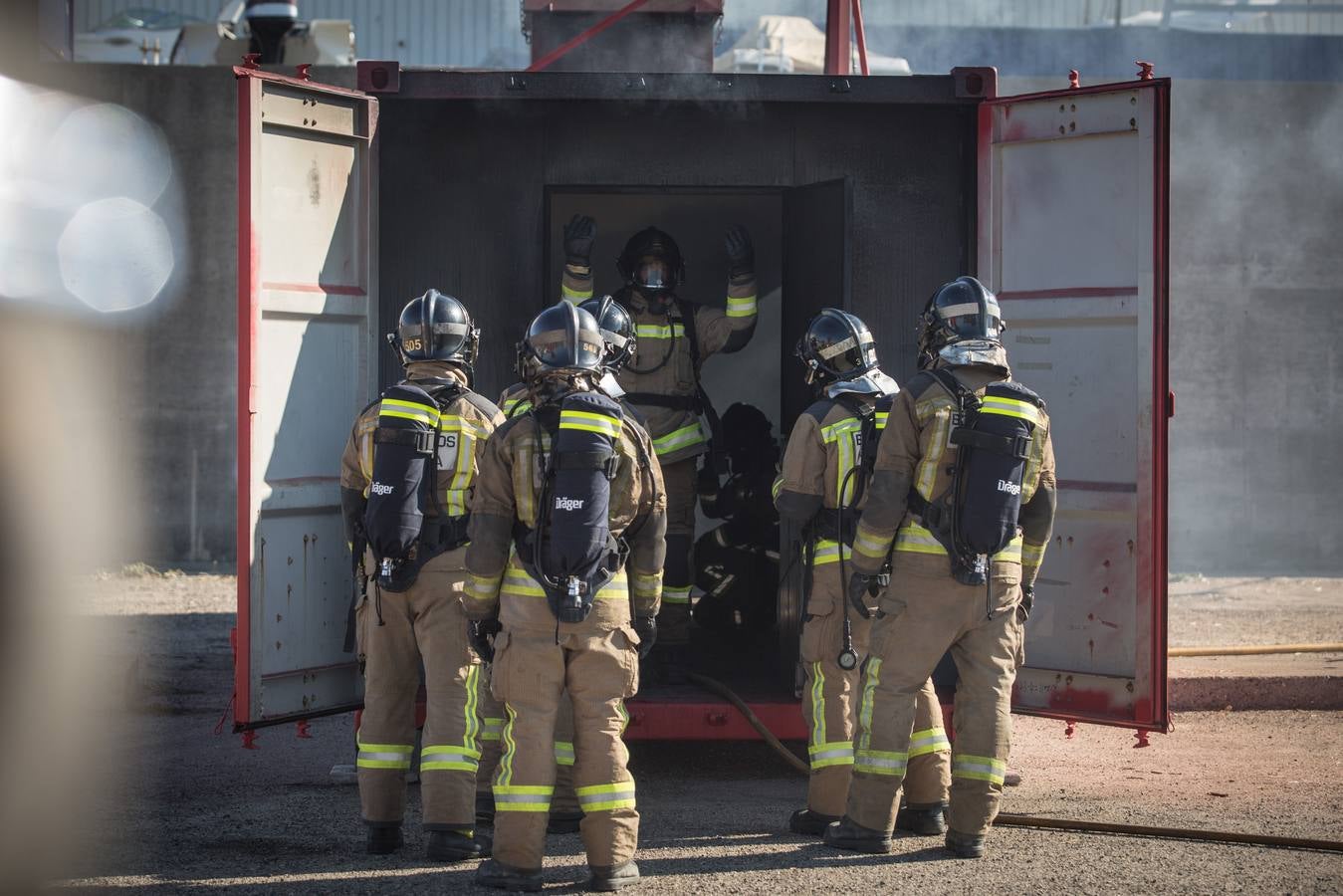 Así se entrenan los bomberos en el nuevo campo de prácticas del Puerto