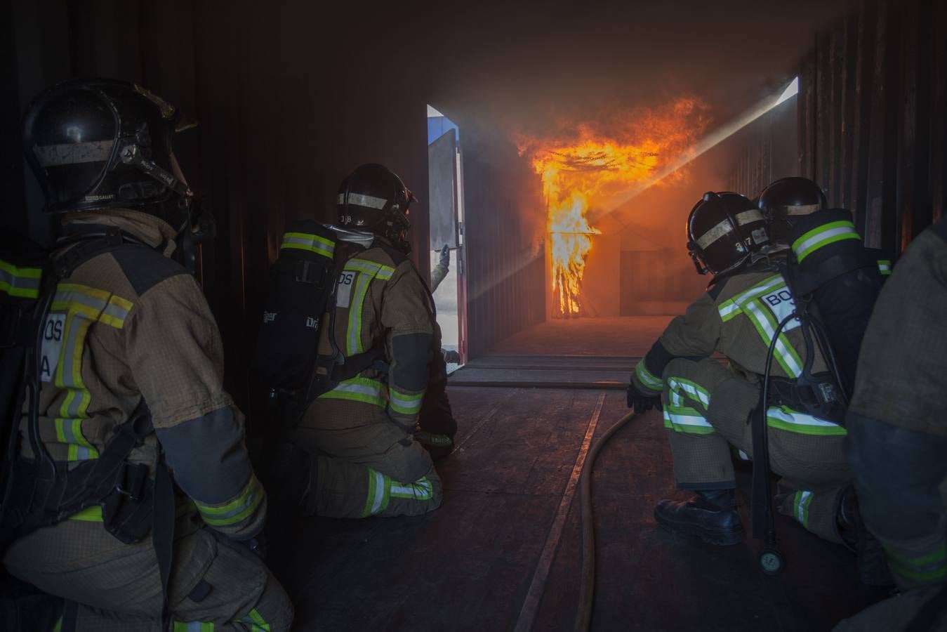 Así se entrenan los bomberos en el nuevo campo de prácticas del Puerto