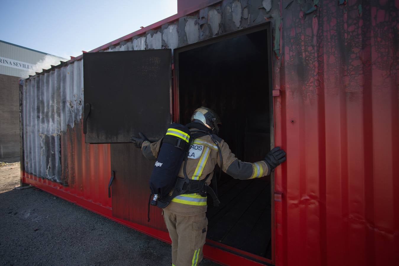 Así se entrenan los bomberos en el nuevo campo de prácticas del Puerto