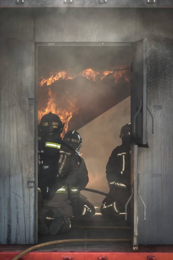 Así se entrenan los bomberos en el nuevo campo de prácticas del Puerto