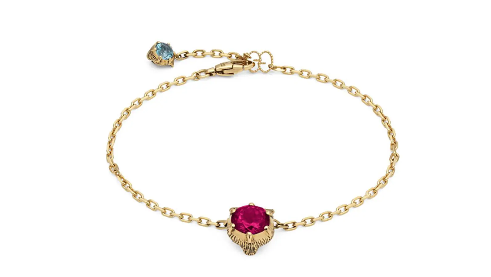 Gucci. Pulsera en oro amarillo, turmalina rosa y charm con motivo de Cabeza de Felino y diamantes engastados. (Precio:  2450 €).