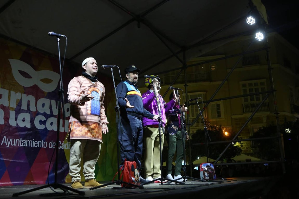 FOTOS: Ambiente en las calles de Cádiz el jueves de Carnaval