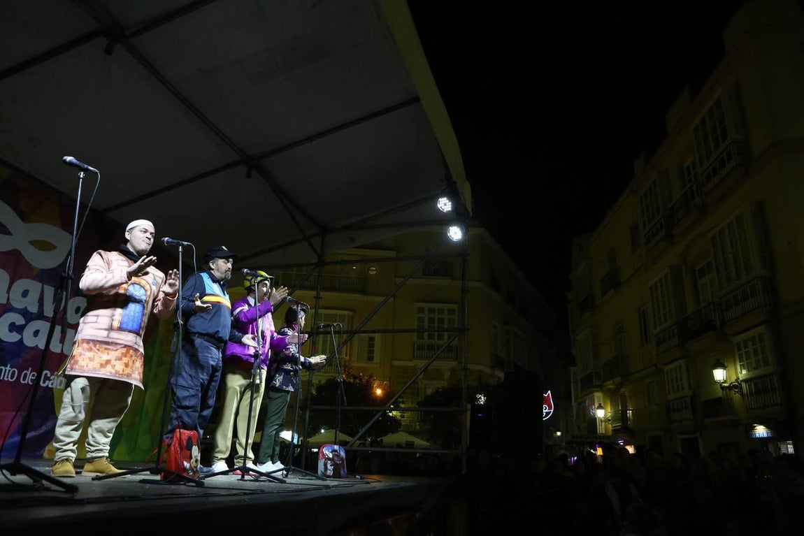 FOTOS: Ambiente en las calles de Cádiz el jueves de Carnaval