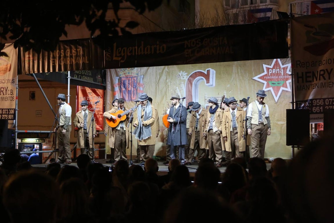 FOTOS: Ambiente en las calles de Cádiz el jueves de Carnaval