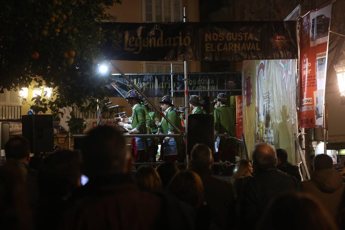 FOTOS: Ambiente en las calles de Cádiz el jueves de Carnaval