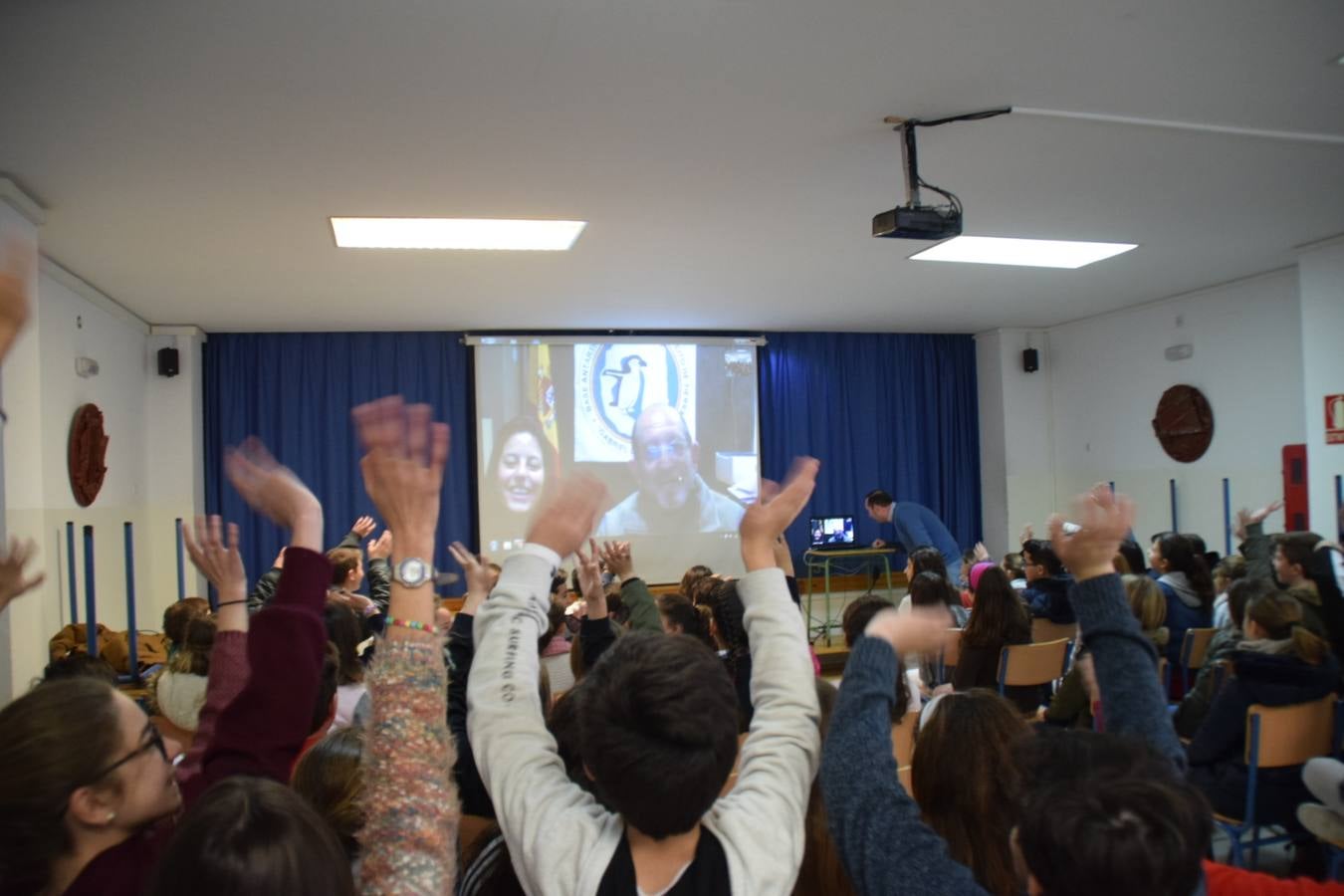 FOTOS: Alumnos del Almirante Laulhé contactan con la base de la Antártida