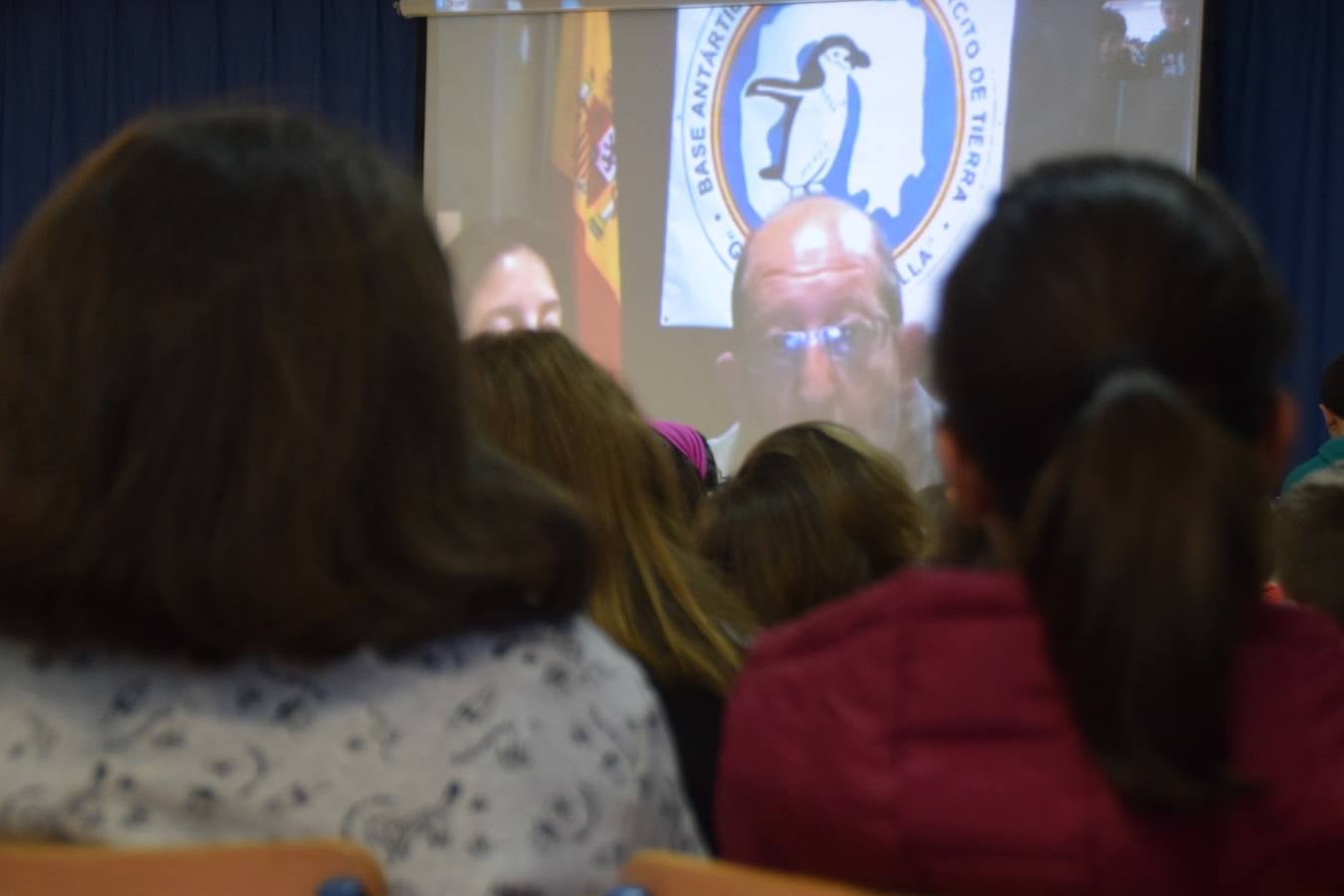 FOTOS: Alumnos del Almirante Laulhé contactan con la base de la Antártida