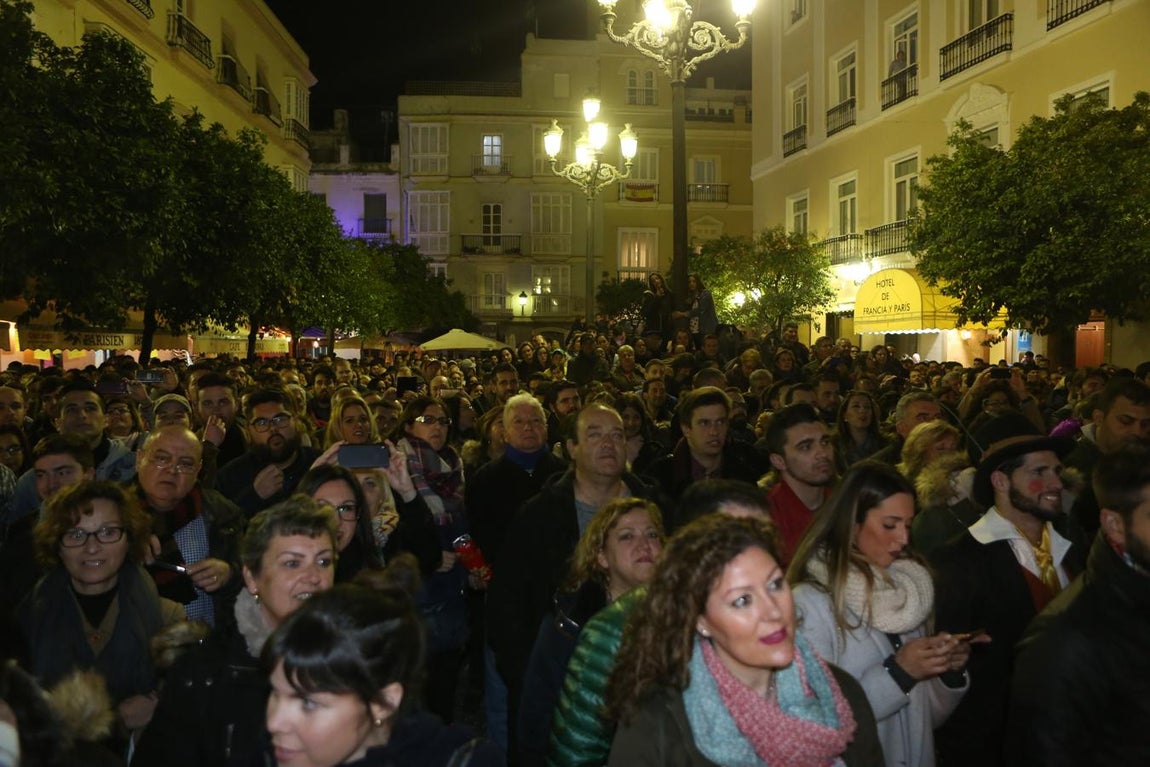 FOTOS: Ambiente en las calles de Cádiz el jueves de Carnaval