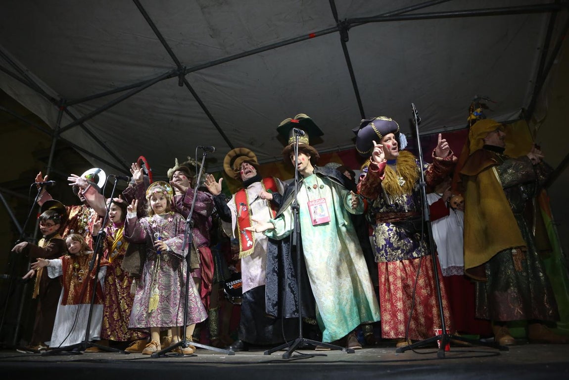 FOTOS: Ambiente en las calles de Cádiz el jueves de Carnaval
