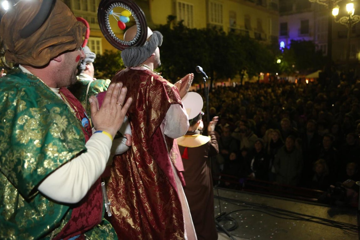 FOTOS: Ambiente en las calles de Cádiz el jueves de Carnaval