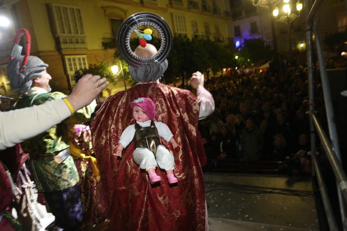 FOTOS: Ambiente en las calles de Cádiz el jueves de Carnaval