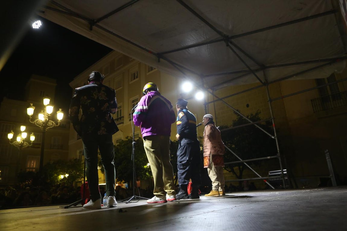 FOTOS: Ambiente en las calles de Cádiz el jueves de Carnaval