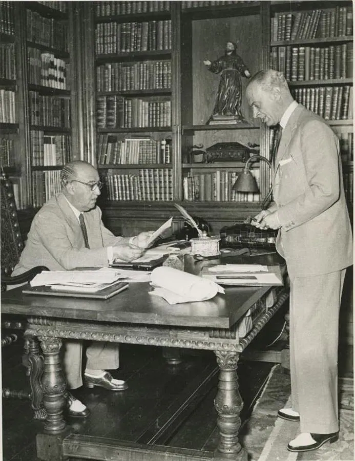 El despacho de Francisco Franco. Francisco Franco en su despacho del Pazo de Meirás, con su secretario Felipe Polo. Año 1952