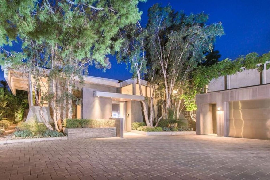 Estilo contemporáneo. La casa es de estilo contemporáneo. Tiene cuatro dormitorios y seis cuartos de baño y mide 660 metros cuadrados