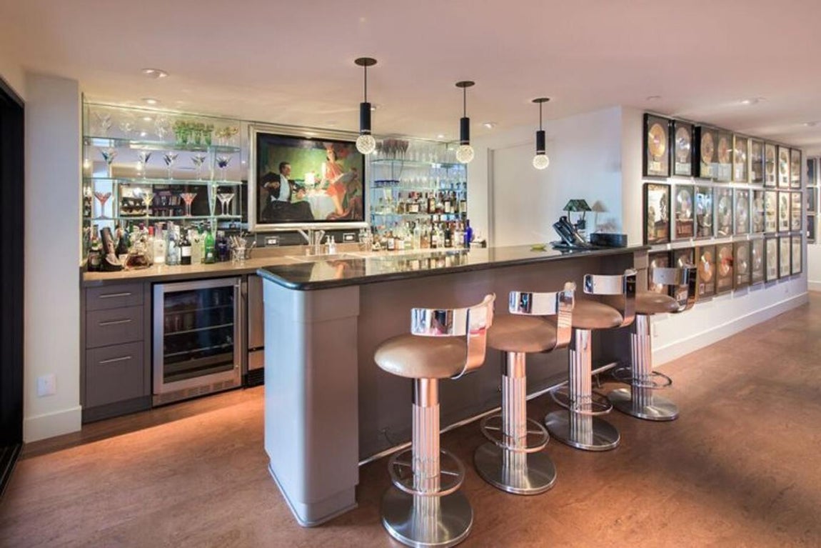 Ocio y bienestar. En la vivienda hay muchos espacios dedicados al ocio, sobre todo en los jardines al aire libre y en la primera planta, donde Fonda instaló un bar, un gimnasio y una sala de reuniones