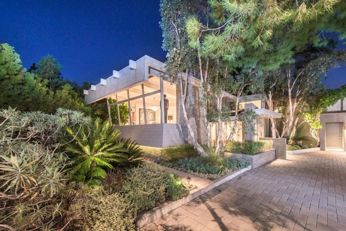 Barrio exclusivo. Se encuentra en uno de los barrios más exclusivos de Beverly Hills, Trouslade Estates. Allí vivieron celebridades como Elvis Presley o Courtney Cox