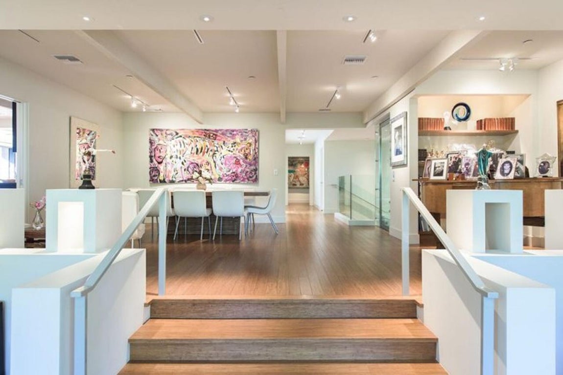 Comedor. Está también en el primer piso y es totalmente diáfano, casi minimalista, muy apropiado para un lugar donde prima la compañía