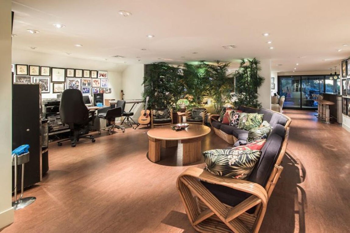 Oficina. Se encuentra en la primera planta y cuenta con decoración «tropical jugle» con motivos vegetales. Se instaló a petición de Richards, productor musical, y cuenta con  las tecnologías necesarias para poder realizar sus quehaceres sin salir de su casa