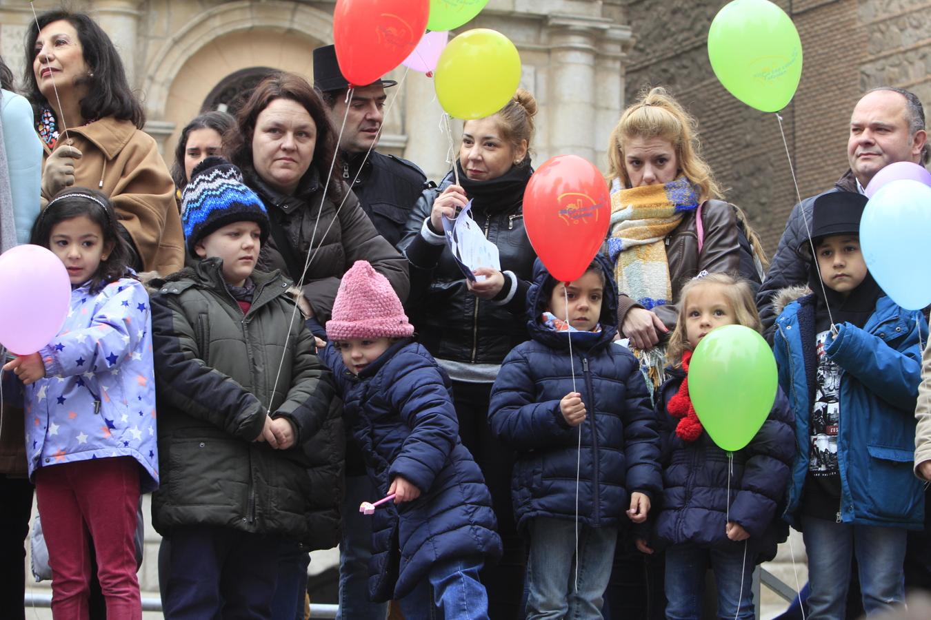 Suelta de globos de Afanion en la plaza del Ayuntamiento de Toledo