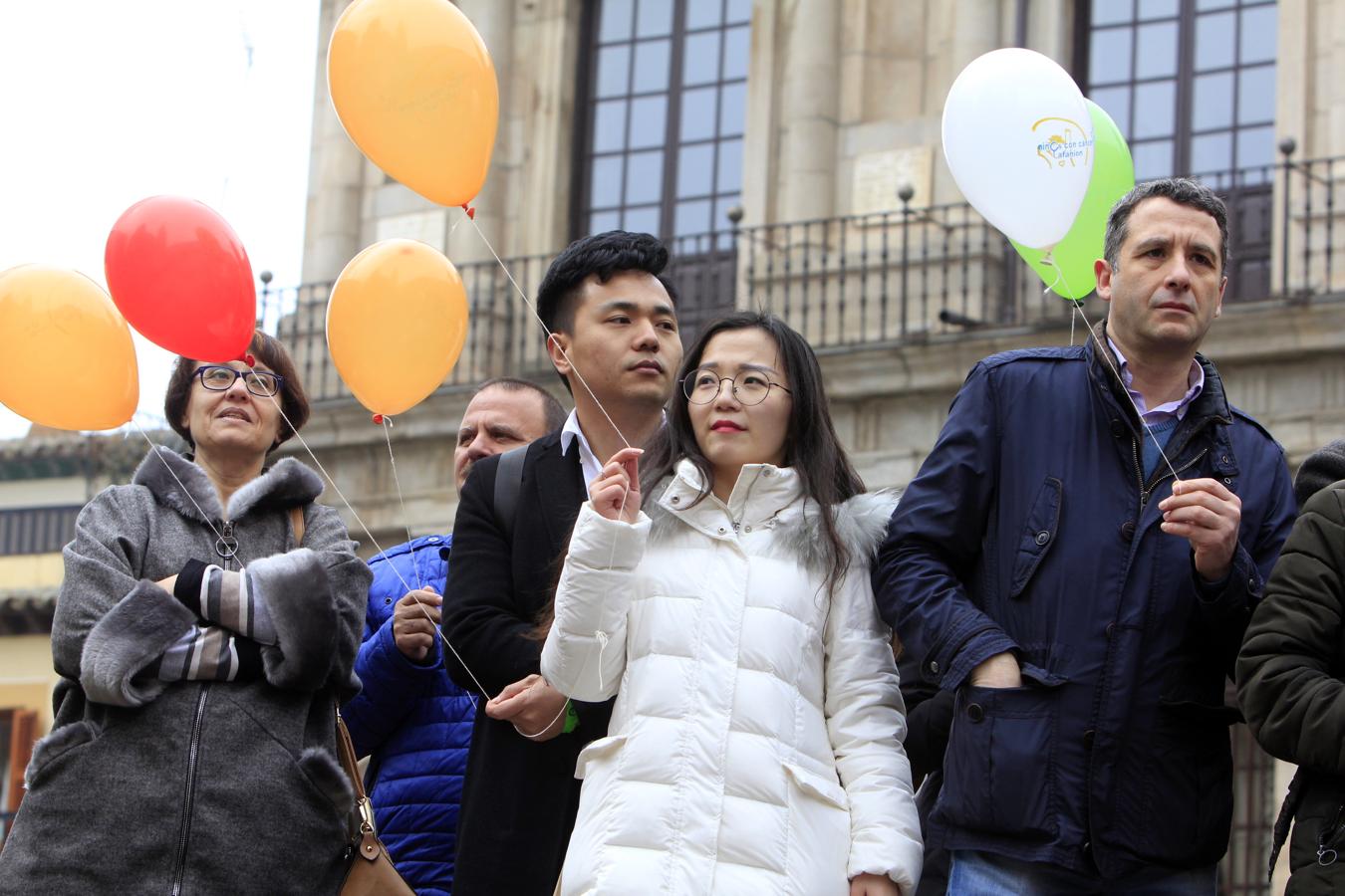 Suelta de globos de Afanion en la plaza del Ayuntamiento de Toledo