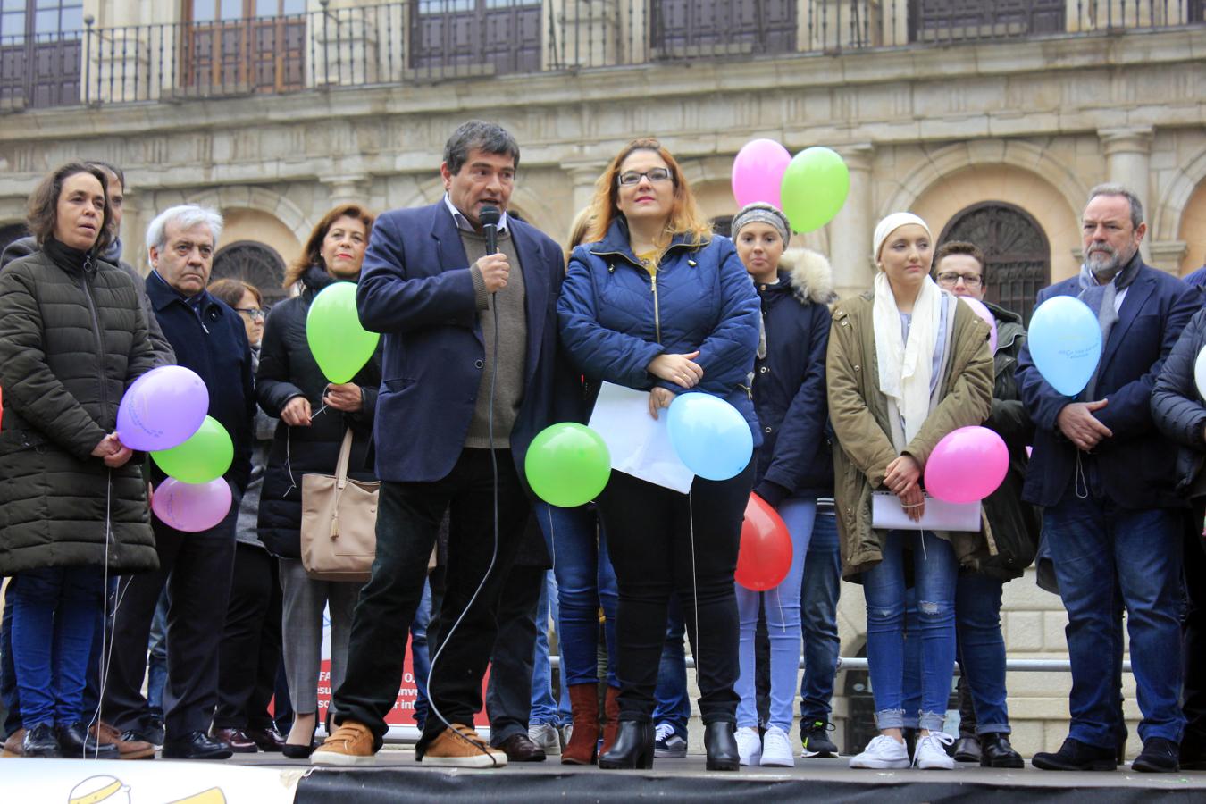 Suelta de globos de Afanion en la plaza del Ayuntamiento de Toledo