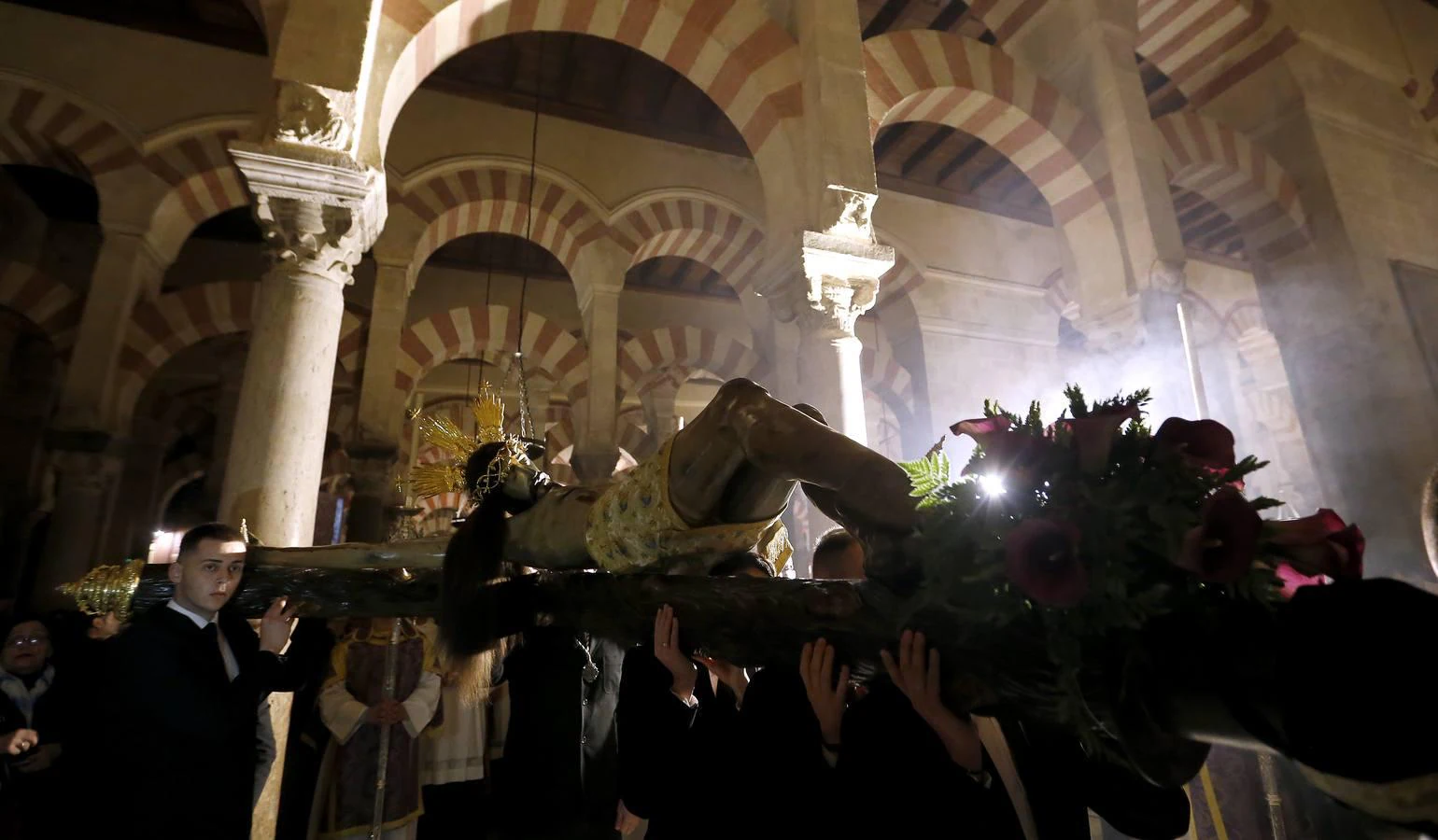 Las mejores imágenes del Vía Crucis de las Cofradías