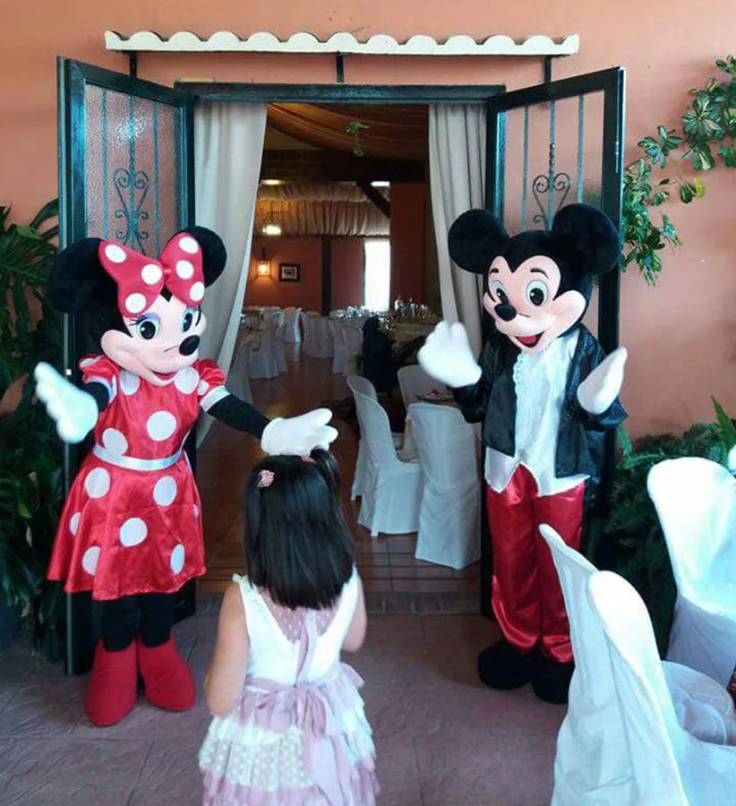 Micket y Minnie recibieron alos invitados en el banquete