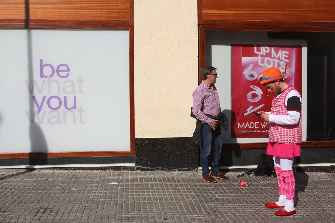 Coros e ilegales animan el Domingo de Piñata