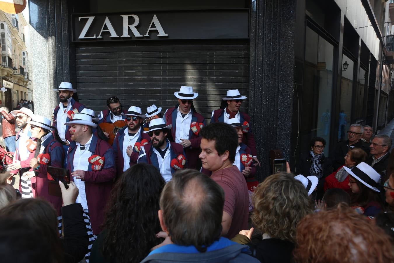 Coros e ilegales animan el Domingo de Piñata