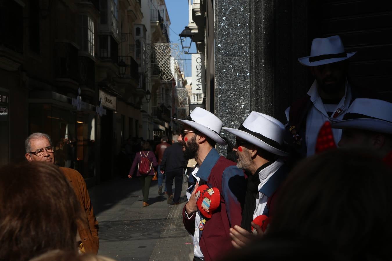 Coros e ilegales animan el Domingo de Piñata