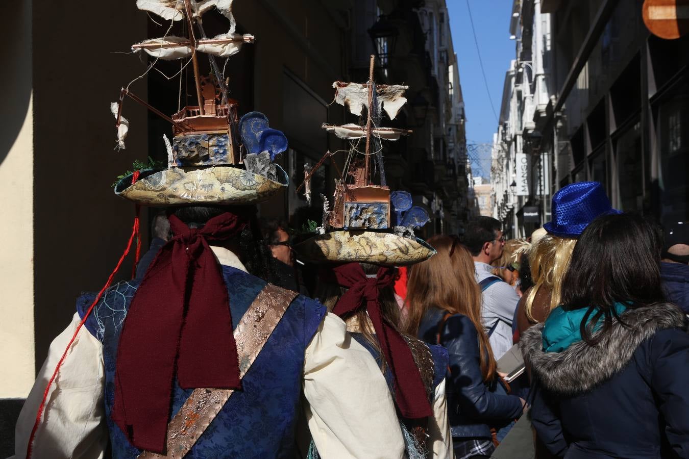 Coros e ilegales animan el Domingo de Piñata