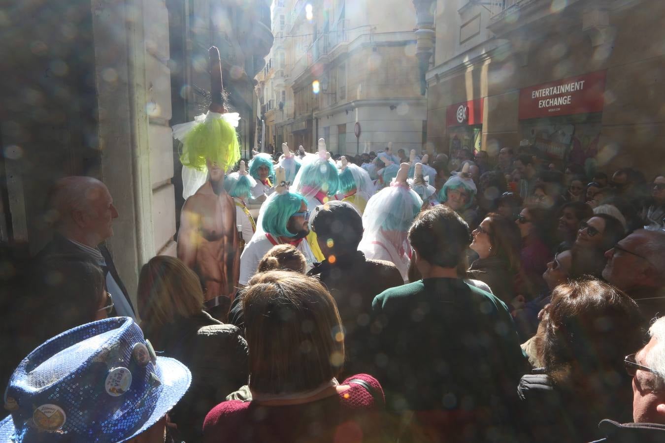 Coros e ilegales animan el Domingo de Piñata