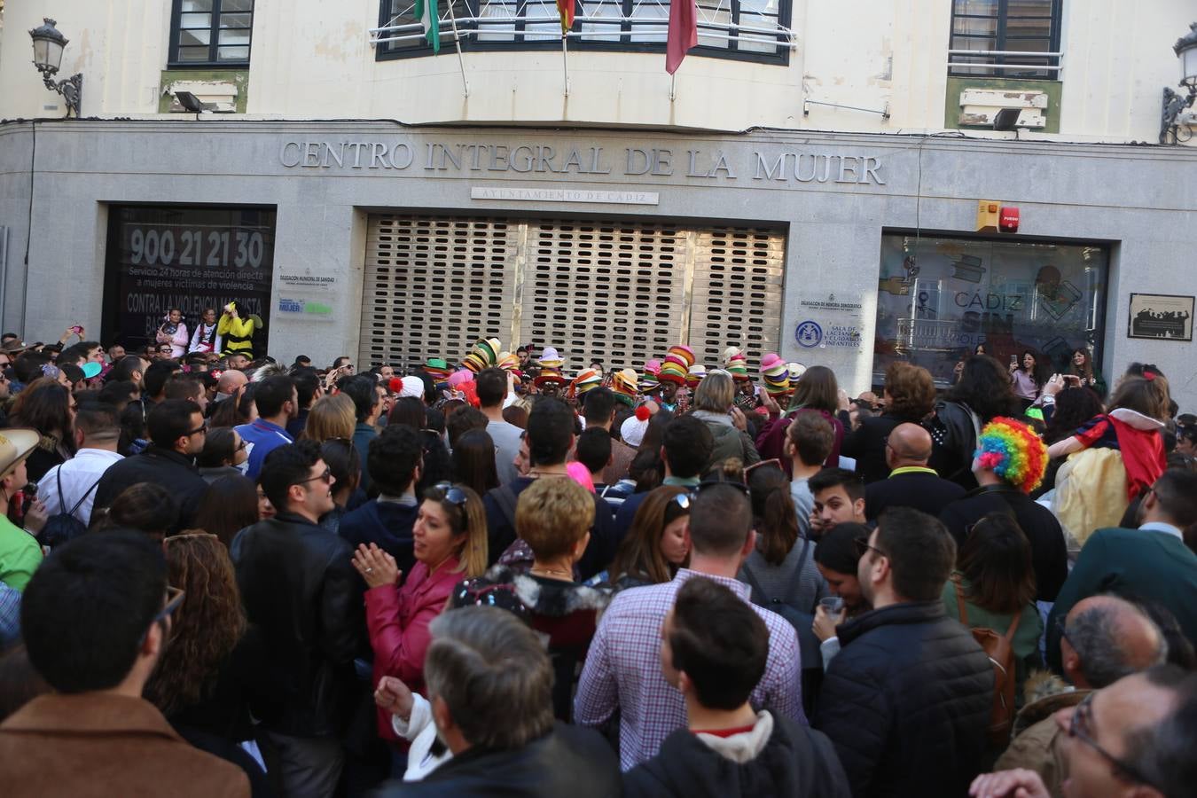 Coros e ilegales animan el Domingo de Piñata