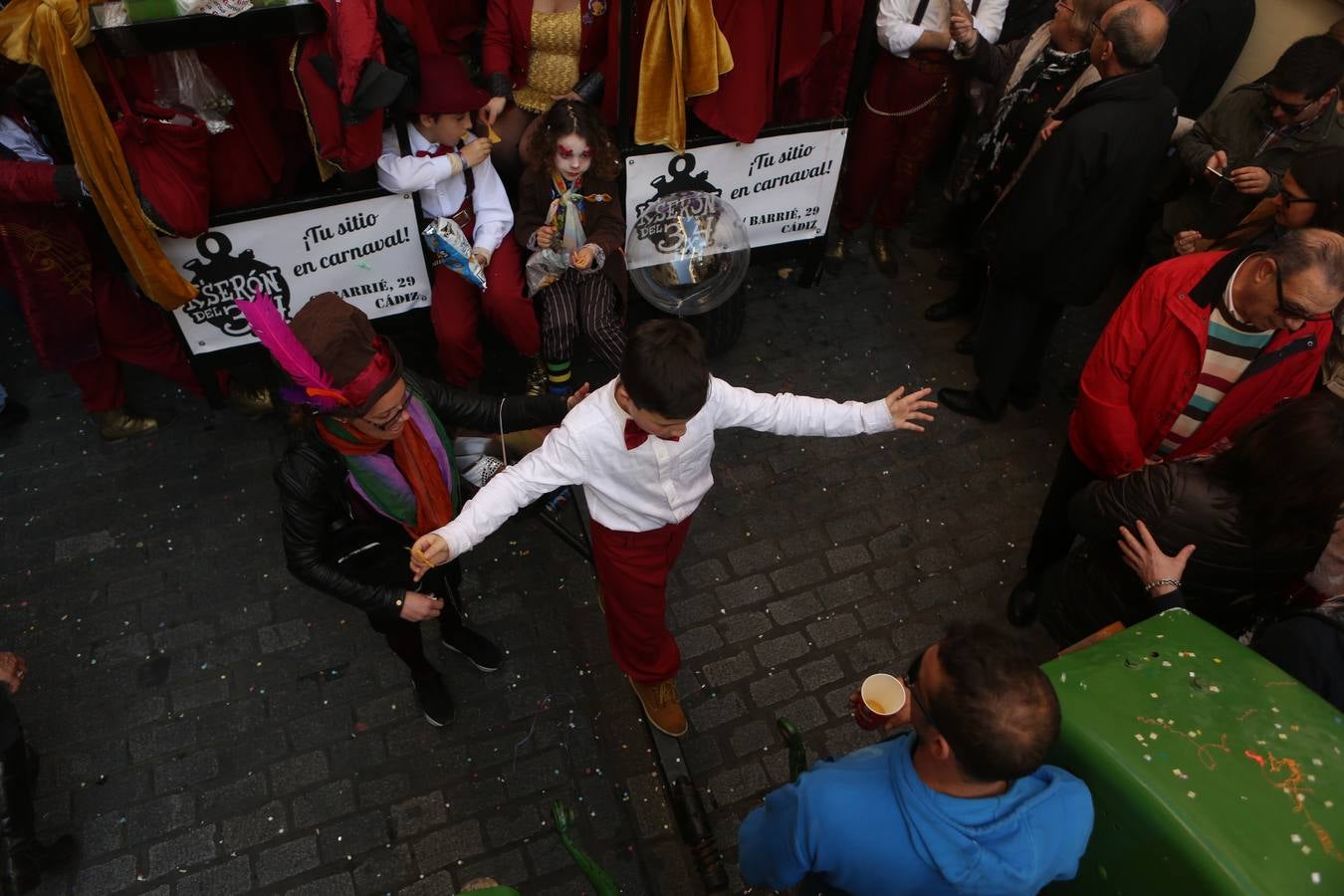 Coros e ilegales animan el Domingo de Piñata