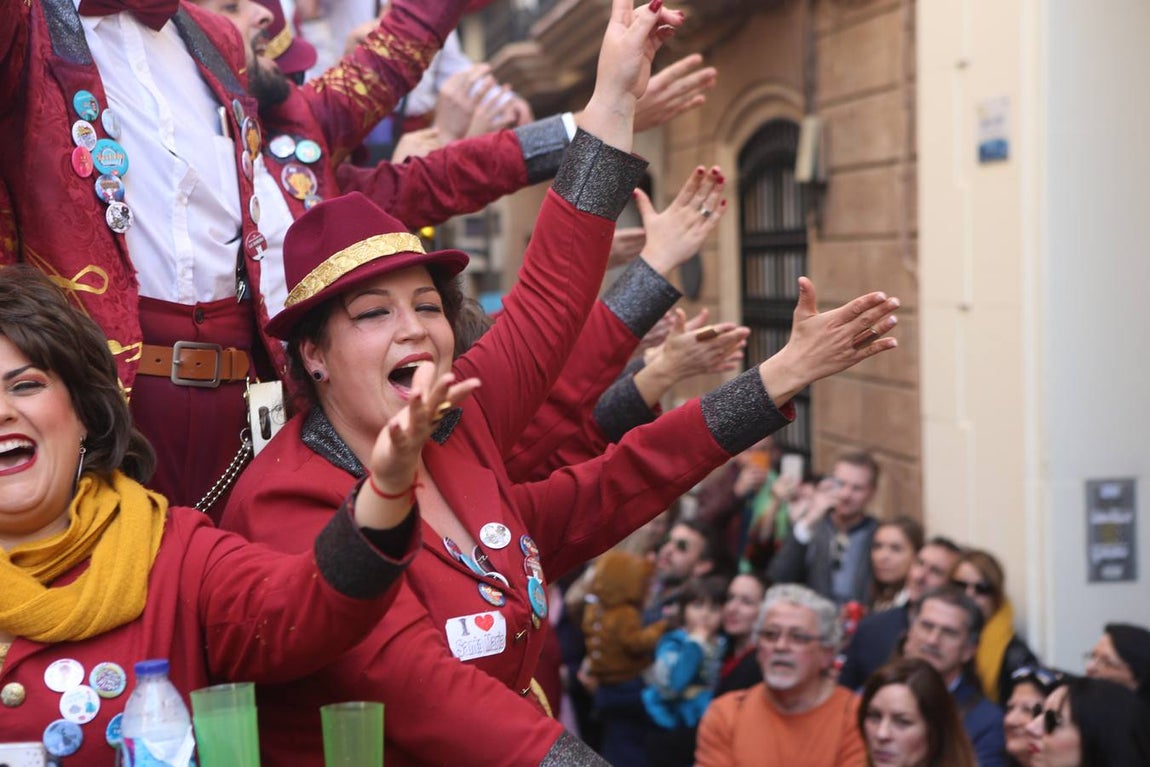 Coros e ilegales animan el Domingo de Piñata